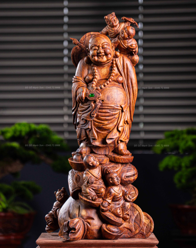 TƯỢNG GỖ DI LẶC NHỊ PHÚC DÁNG ĐỨNG GỖ SƯA.png